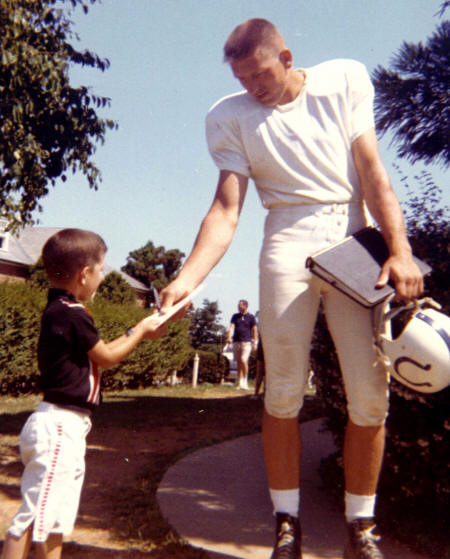 Johny Unitas signing a autograph