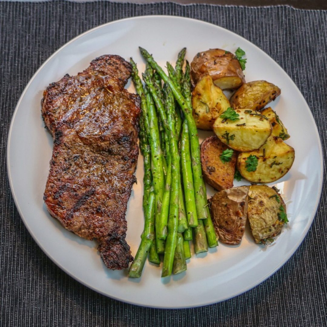 Steak, Potatoes and asparagus